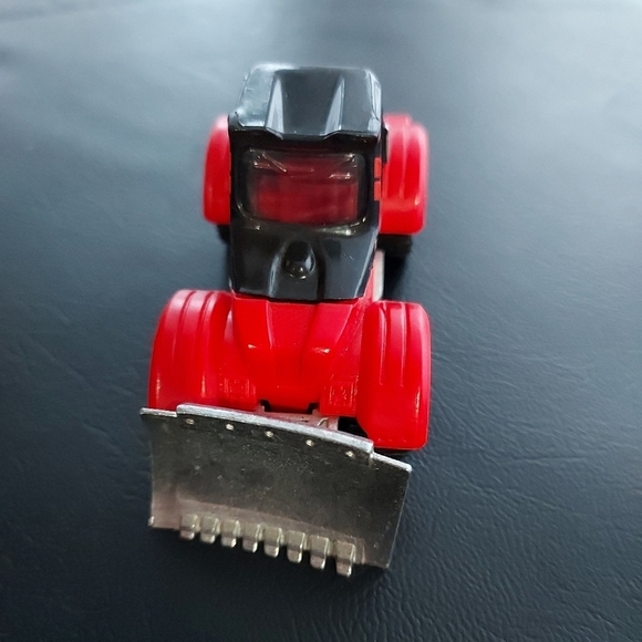 2005, 13 Mattel Matchbox Tractor Plow Lil Mule Snow Plow Constructing Red/Black - Picture 2 of 4